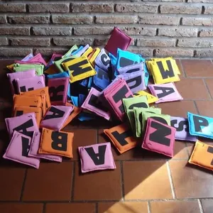 Bucanero de 100 Piezas: letras sobre piezas de colores