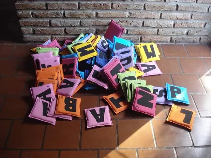 Bucanero de 100 Piezas: letras sobre piezas de colores