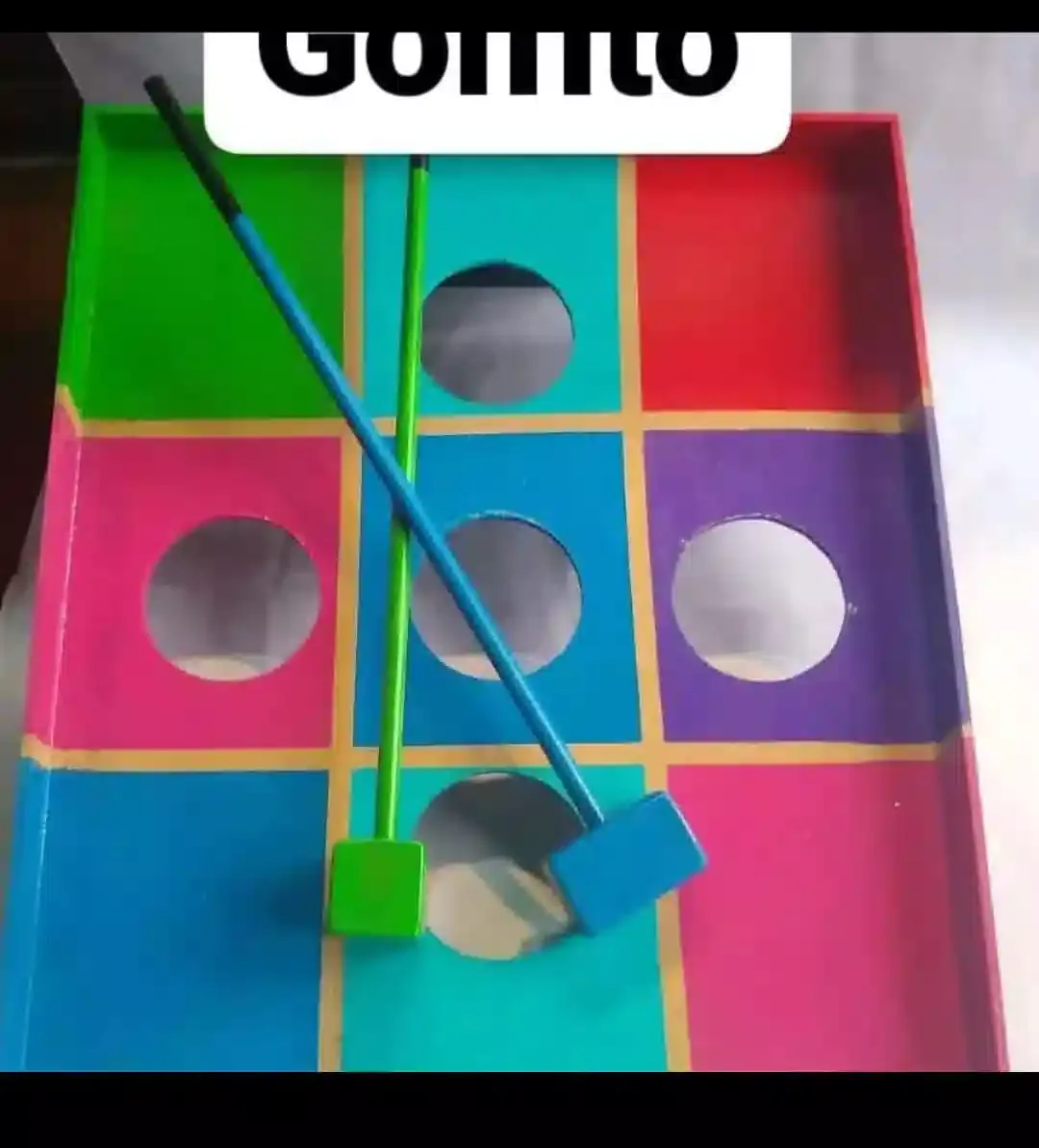 Foto de catálogo: tablero perforado y dos palos de Golfito