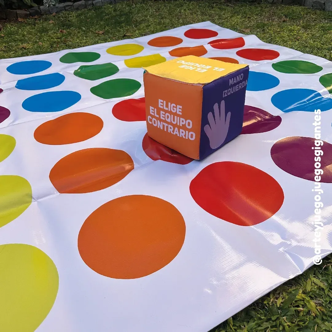 Twister Gigante 150x150: dado apoyado en el centro de la lona extendida