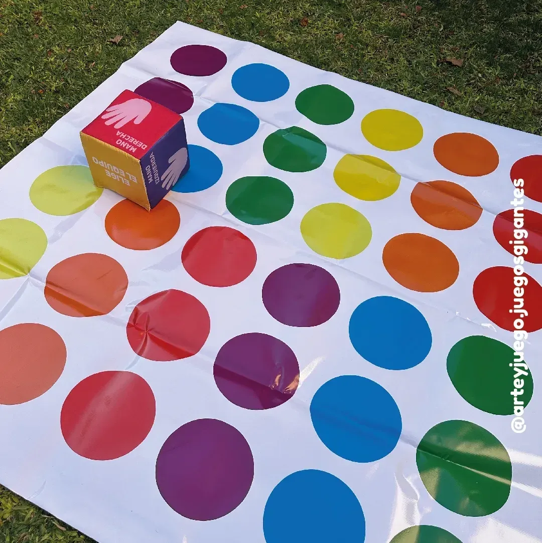 Twister Gigante 150x150: vista de las filas de círculos y el dado sobre el césped