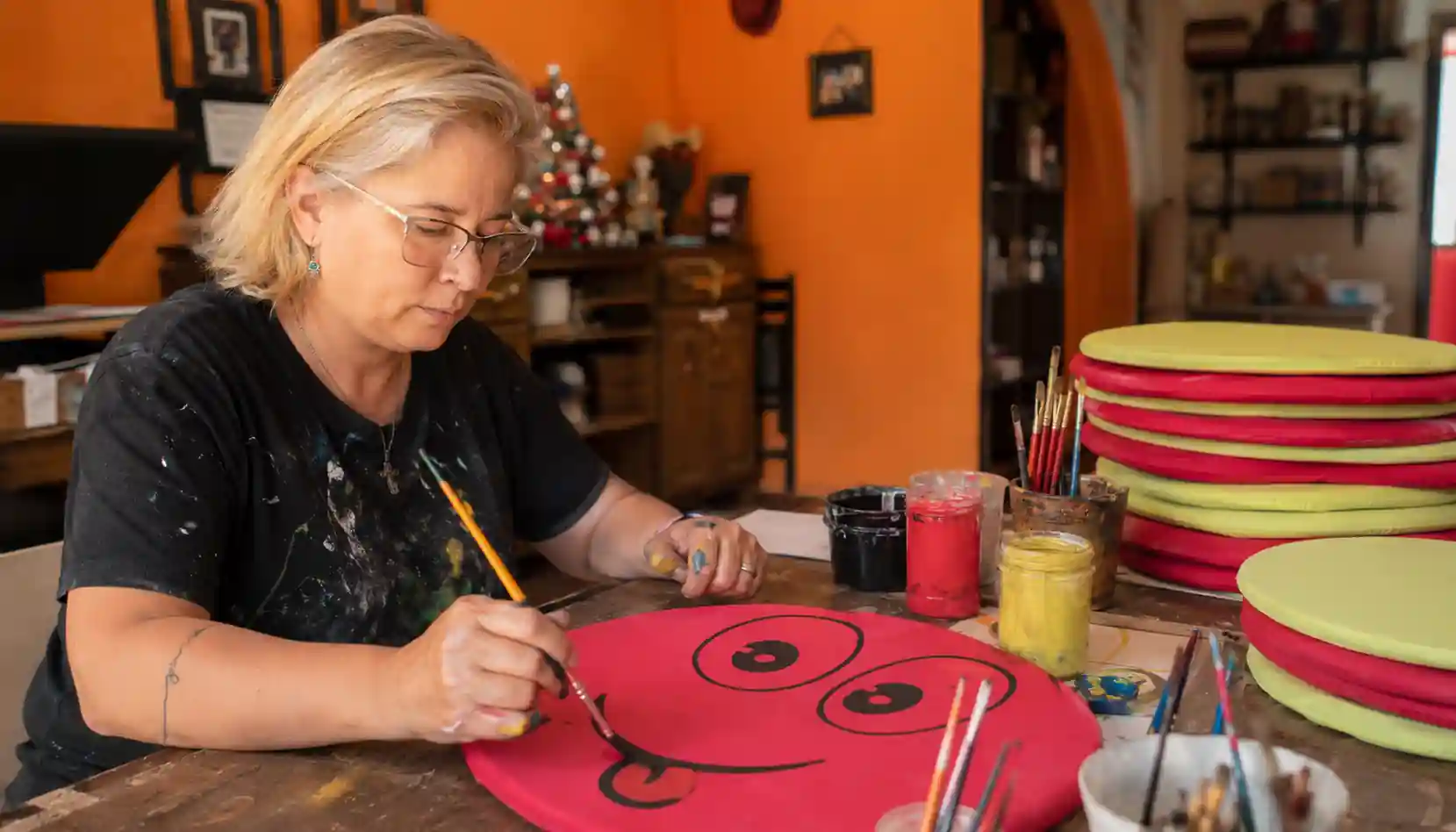 Natalia en su taller de Villa Devoto pintando juegos gigantes